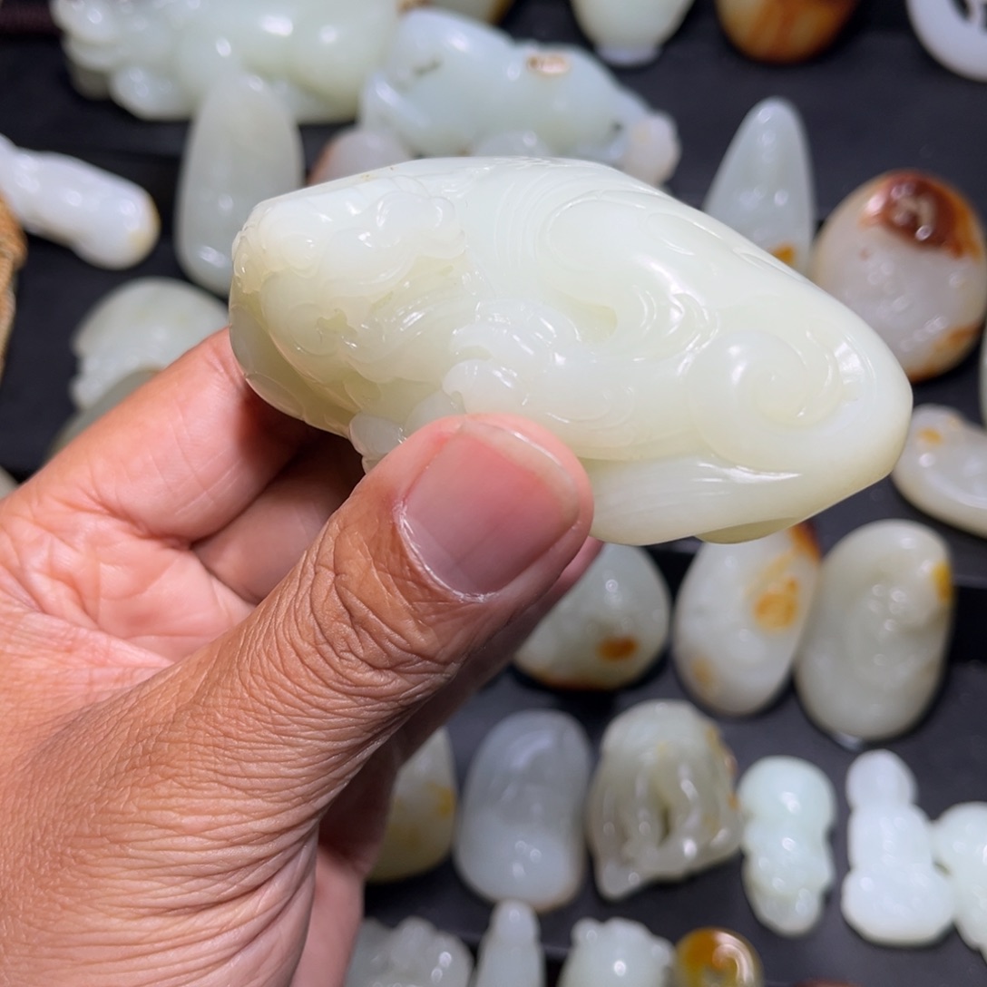 聽***生和田玉未镶嵌颈饰