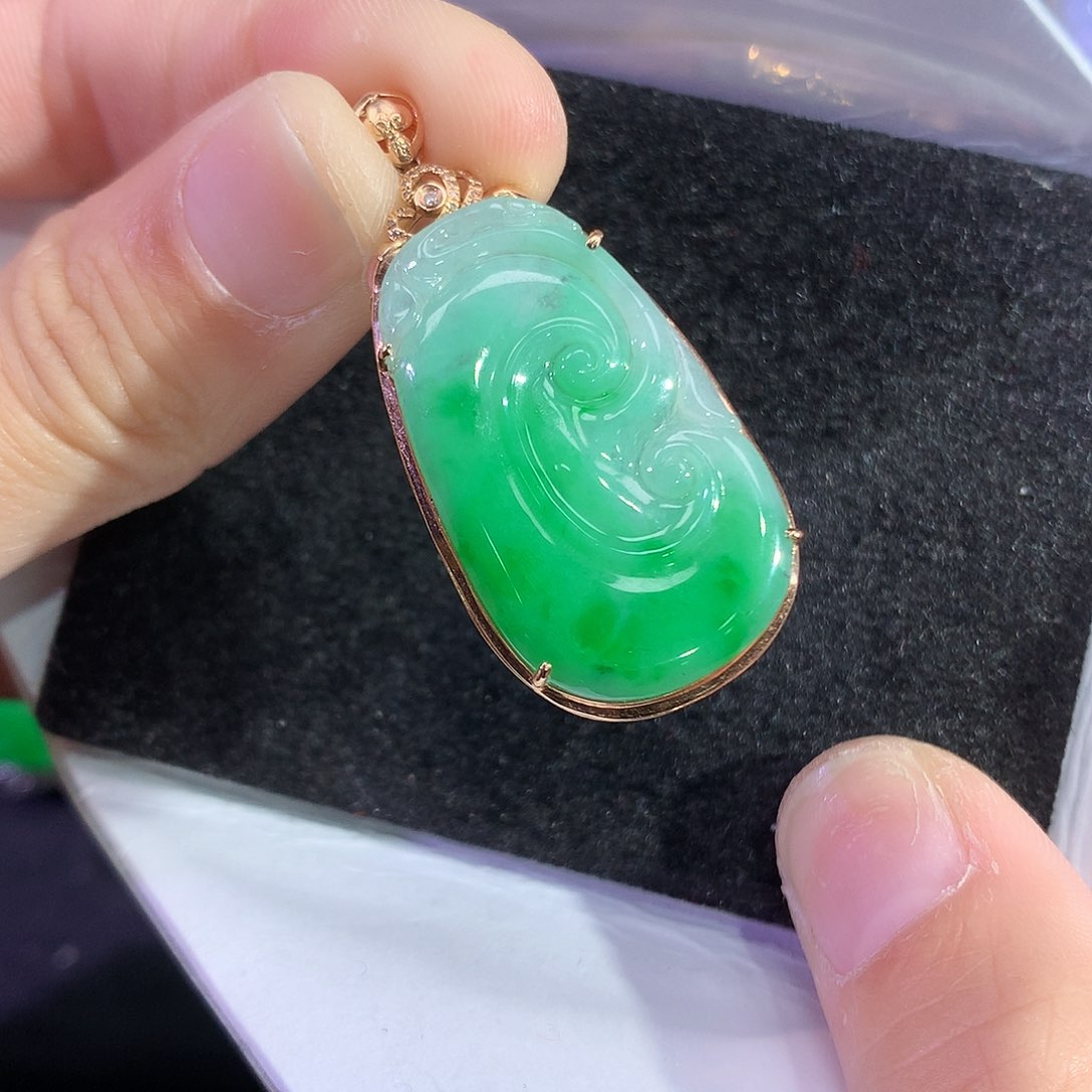 翡翠吊坠(赠链)18K金镶嵌