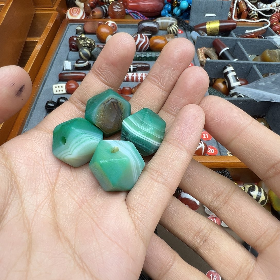 多***乐玛瑙/玉髓未镶嵌珠宝半成品