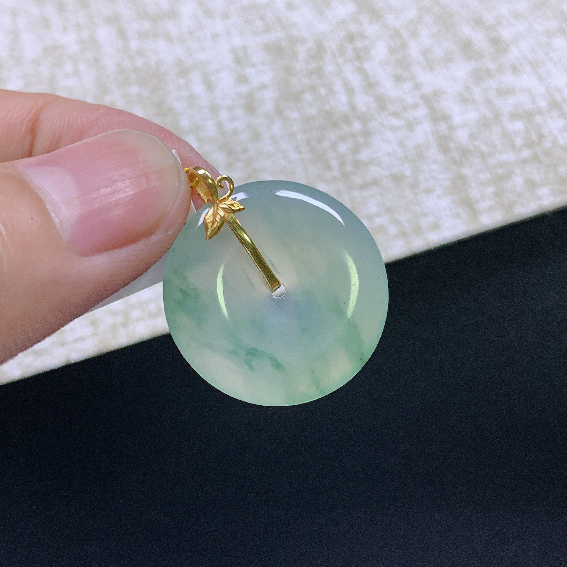 缅甸天然A货翡翠18k金镶嵌冰种起胶飘绿平安扣吊坠26x22.4x3.6