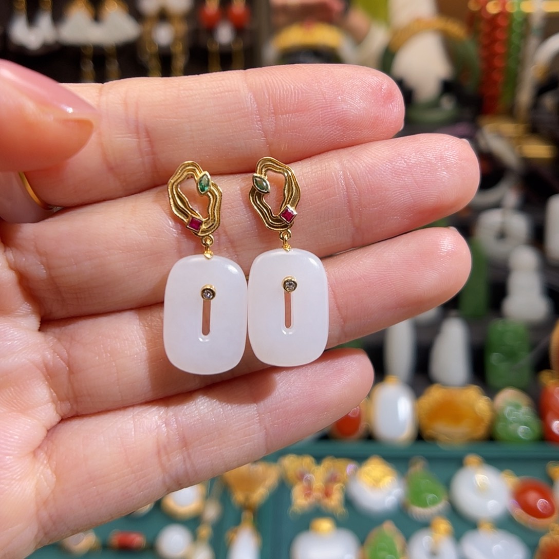 和田玉挂件18K金镶嵌樱***子