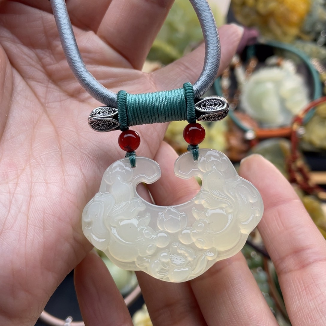 蛇纹石玉颈饰未镶嵌