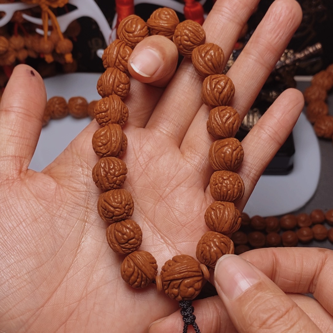 吊坠桃核桃枭手持1