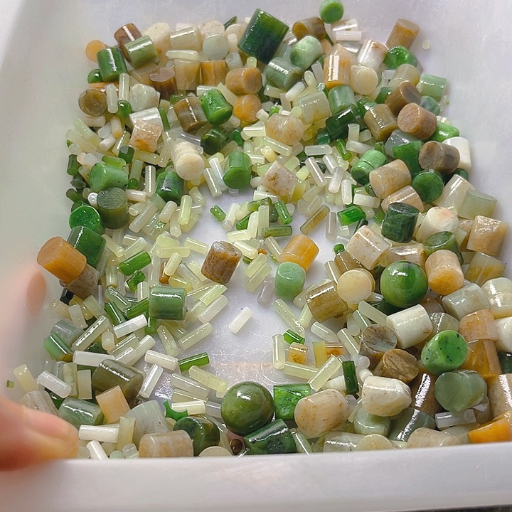 未镶嵌和田玉（糖玉）珠宝半成品一*莲