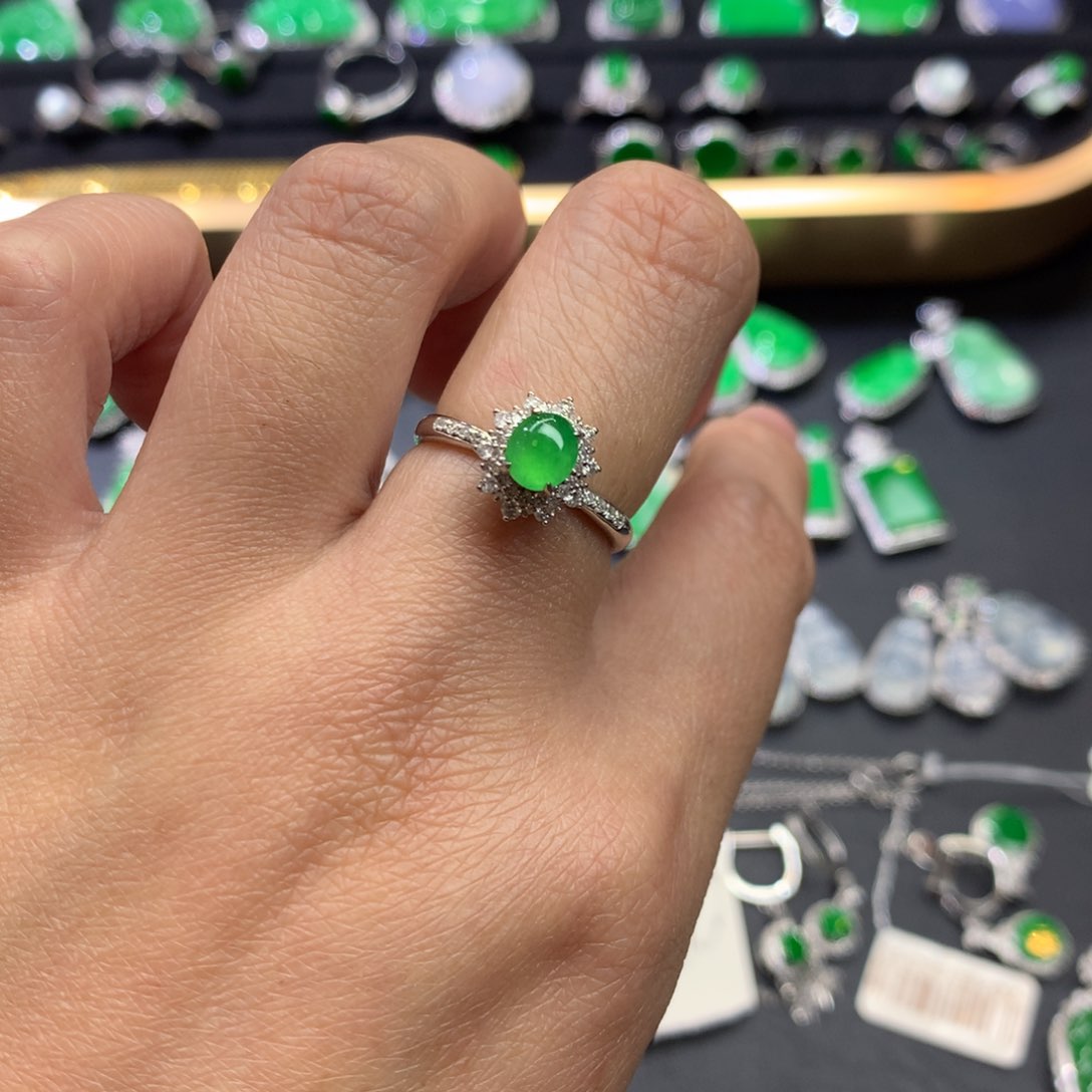 翡翠戒指18K金镶嵌大*师绿