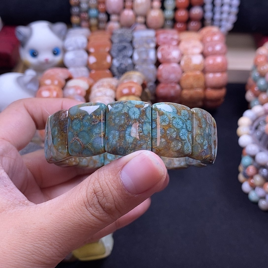 硅化珊瑚（珊瑚玉）手牌未镶嵌美****始