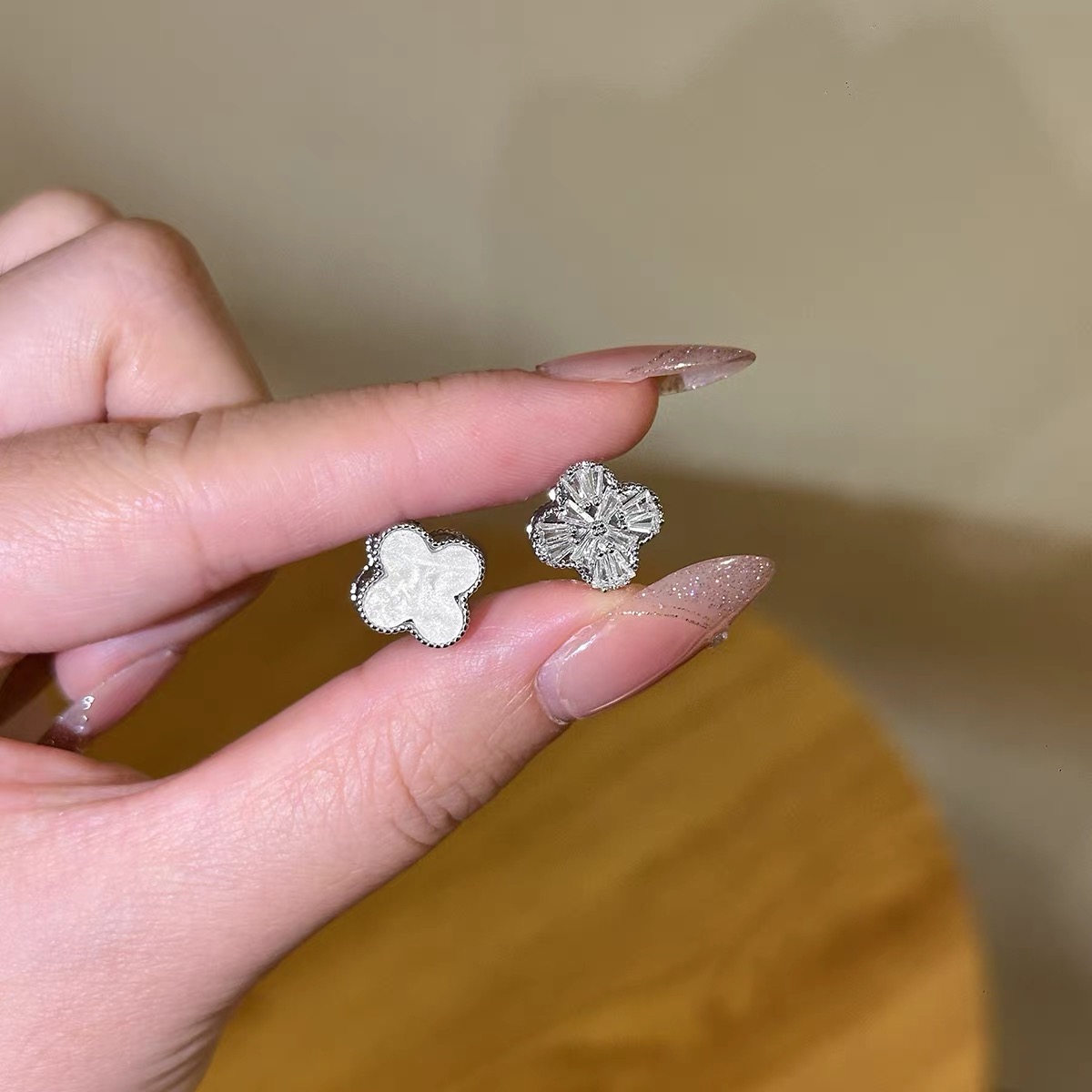 铜合金耳饰 银白锆石双面四叶草耳扣气质白色轻奢时尚百搭精致