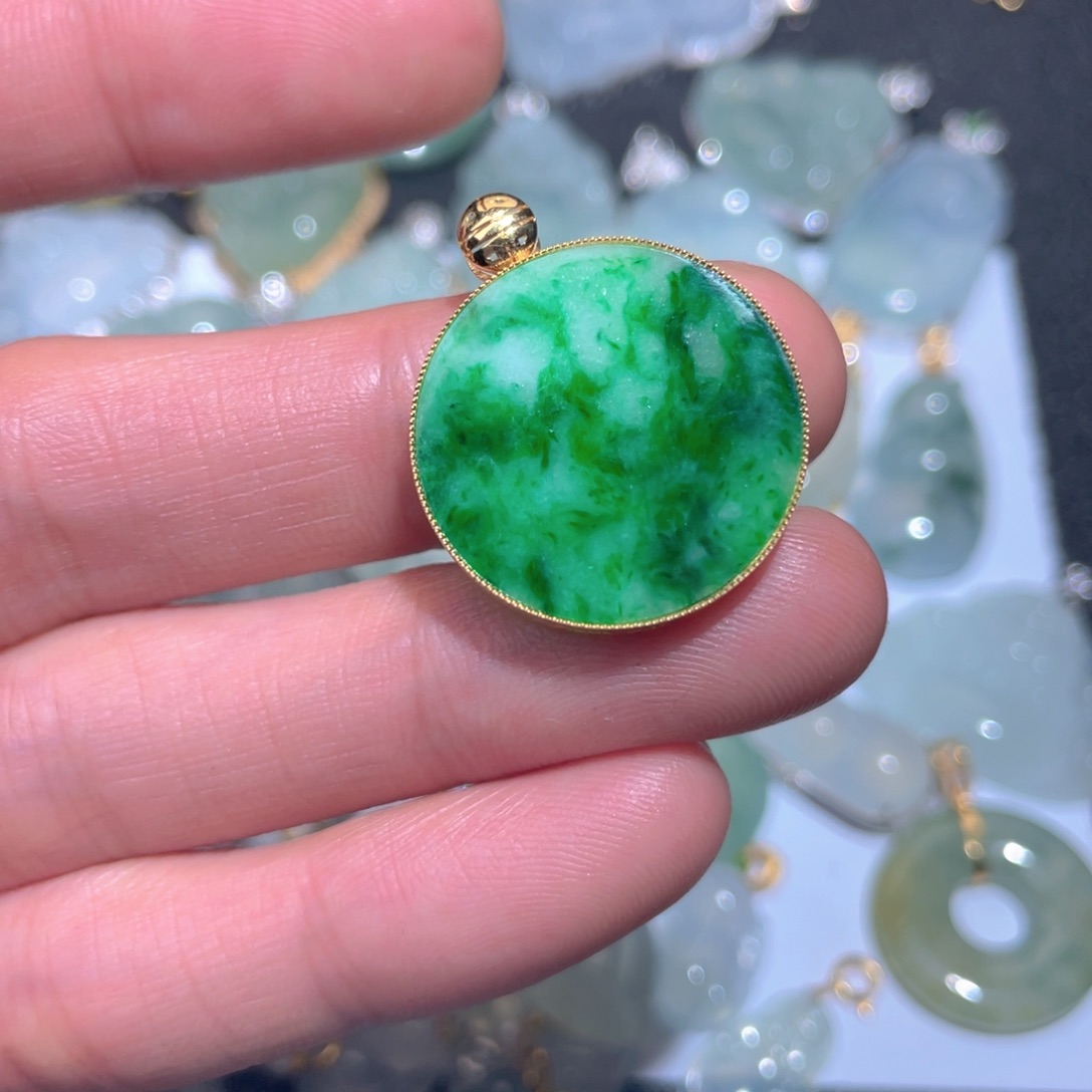 翡翠颈饰18K金镶嵌翡翠