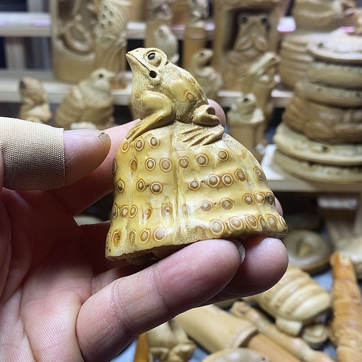 竹根雕青蛙莲蓬件