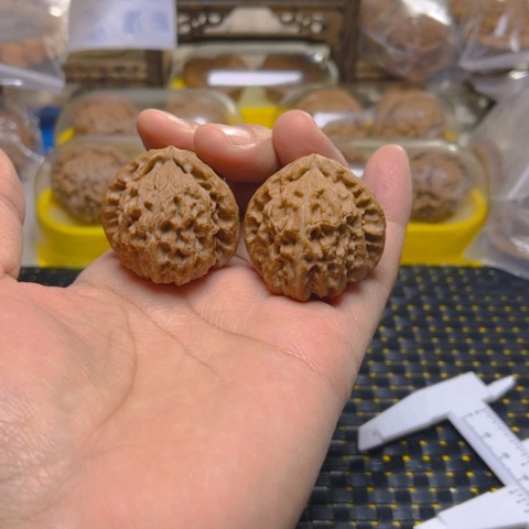 文玩核桃吊坠白狮