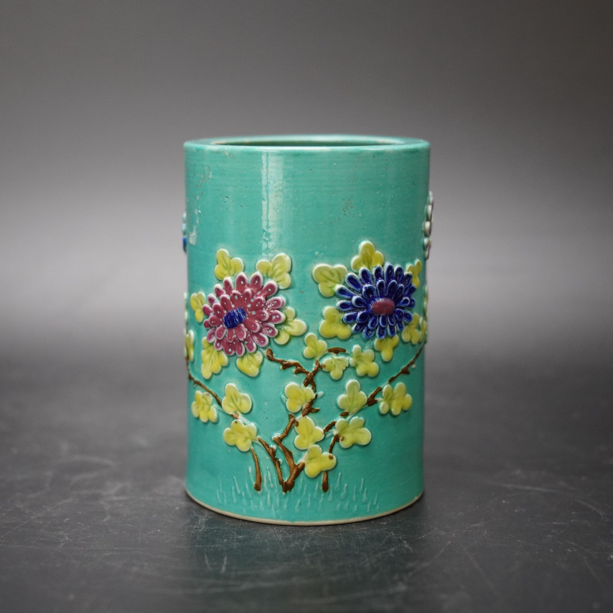 Lot.25070359民国松石绿釉堆塑花卉纹笔筒 高：约10.6cm