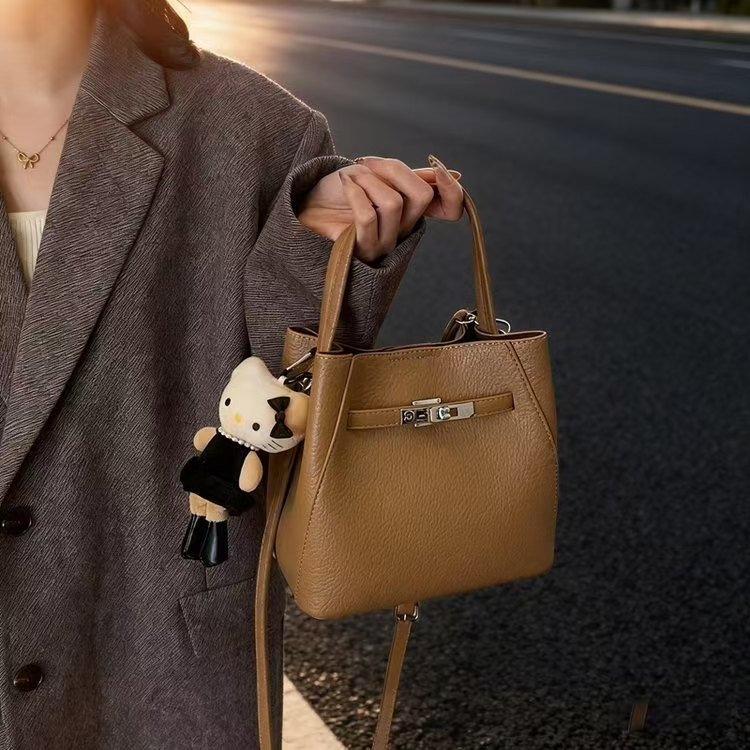 时尚百搭女士单肩包小众手提包包