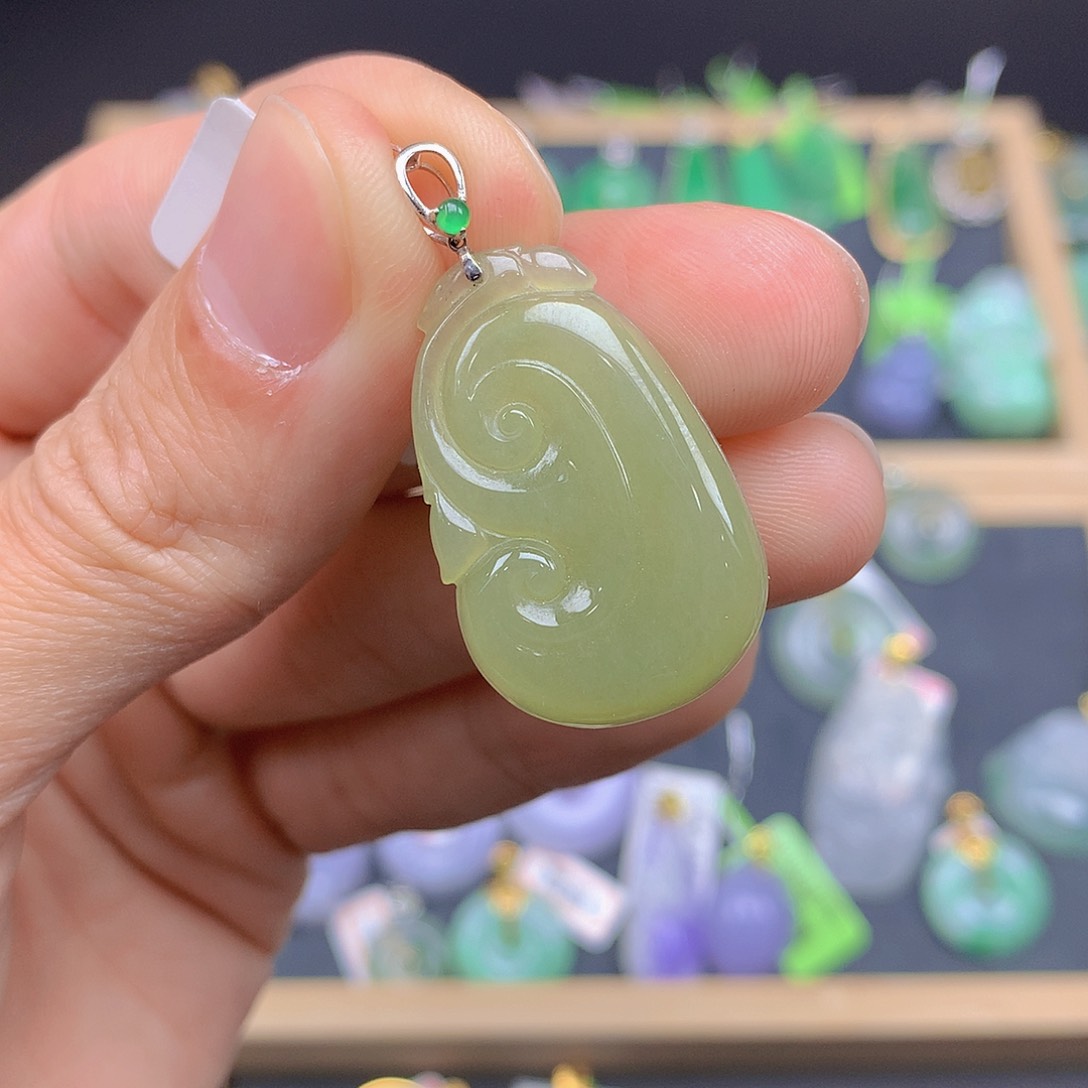 翡翠颈饰18K金镶嵌翡翠