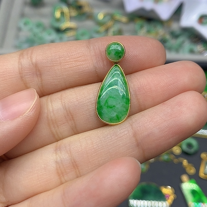 翡翠颈饰18K金镶嵌天然翡翠