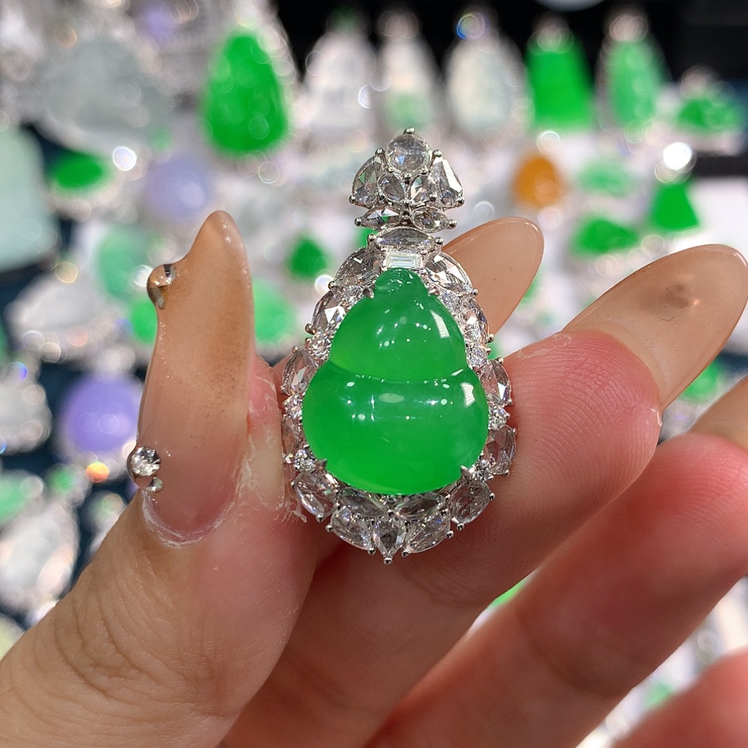 翡翠18K金镶嵌颈饰葫芦