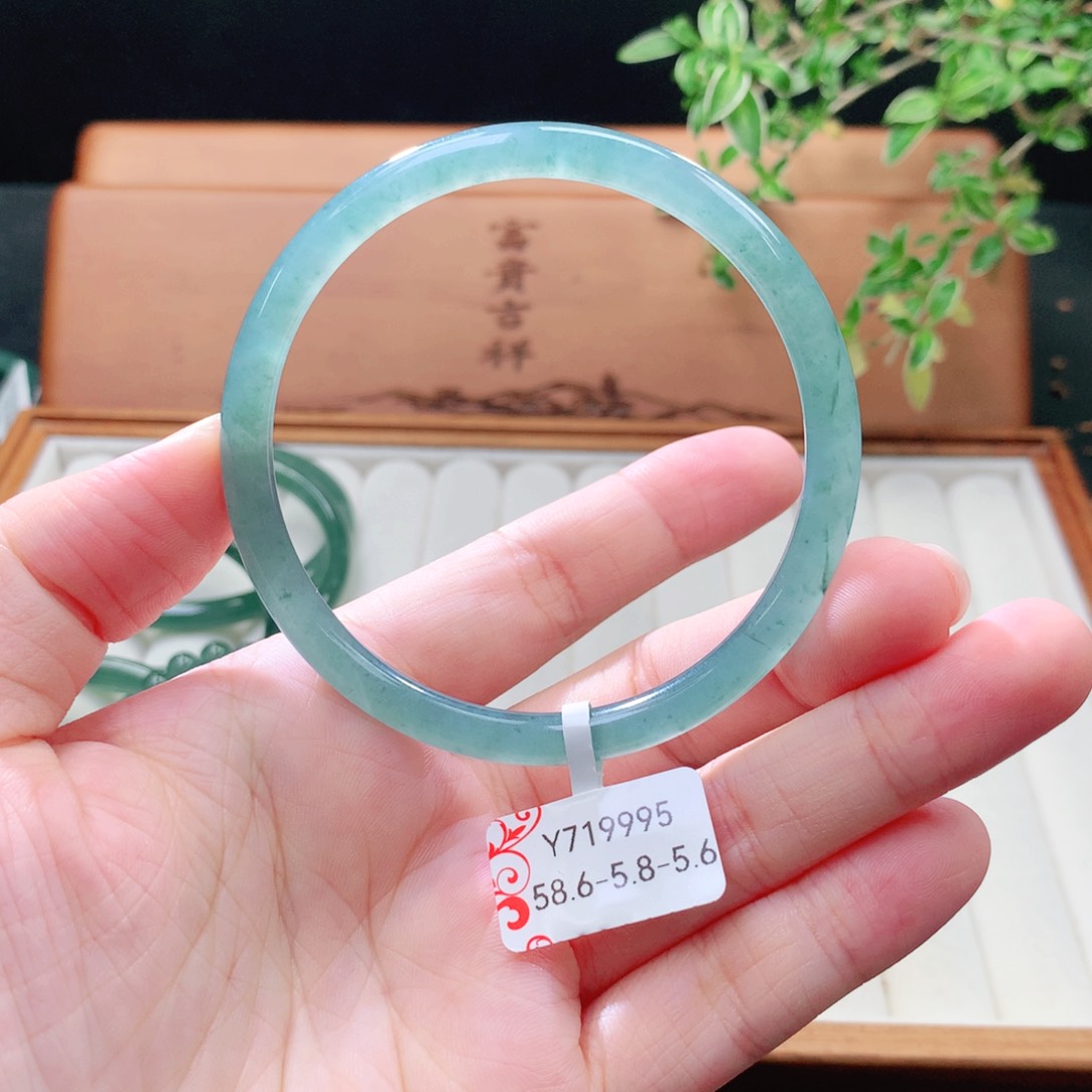 未镶嵌手镯（圆镯）翡翠