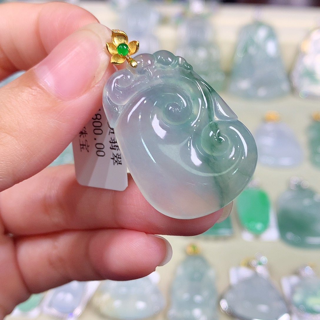 翡翠18K金镶嵌颈饰飘绿如意