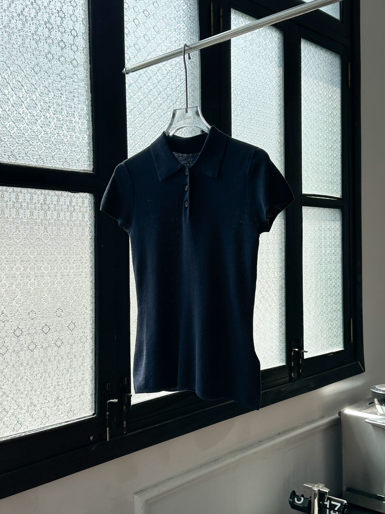 Haut yoli "轻复古"亲肤透气纽扣翻领针织衫 076