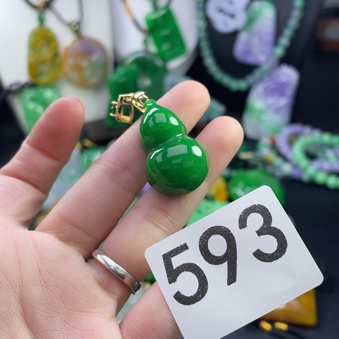 翡翠未镶嵌吊坠(赠链)