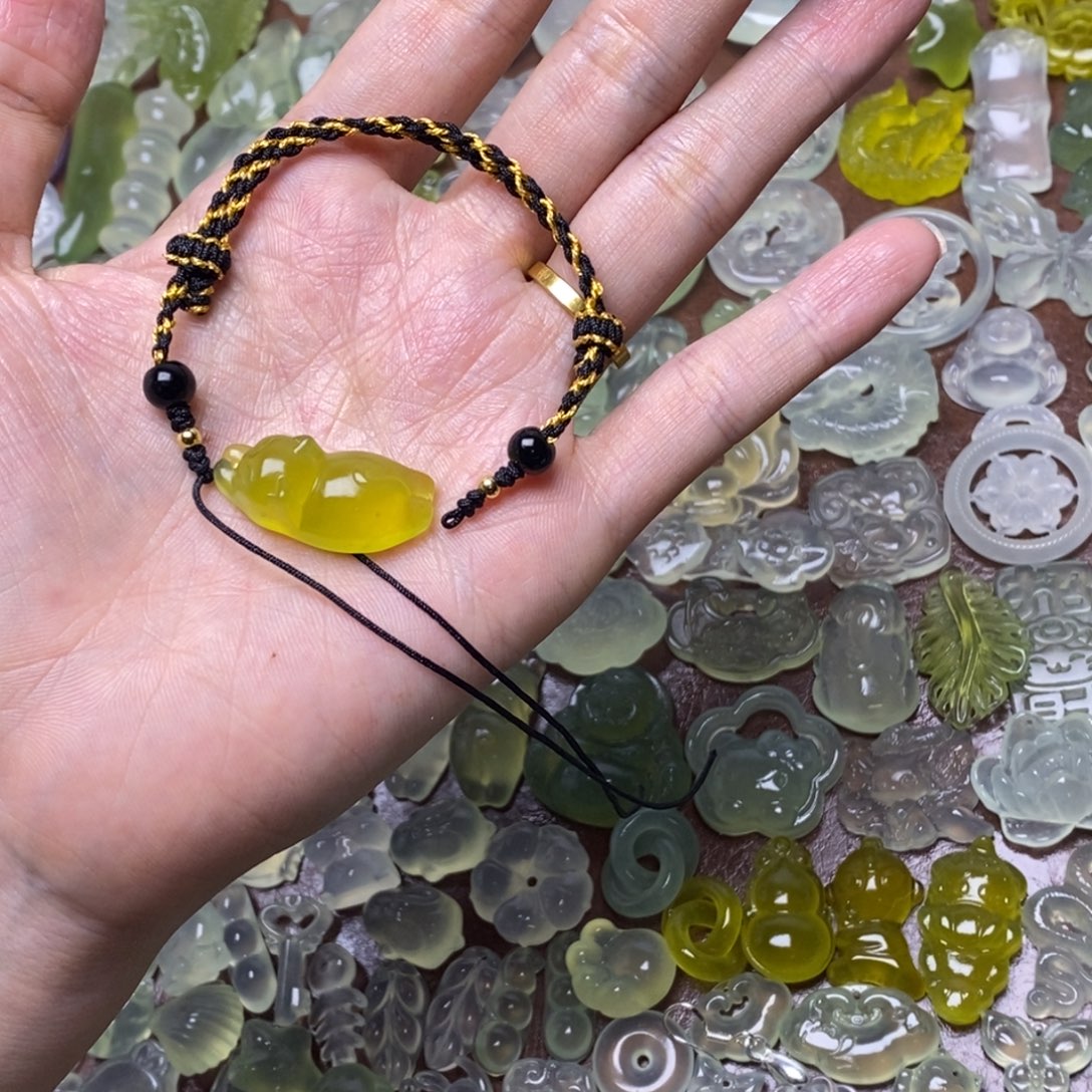 蛇纹石玉未镶嵌颈饰