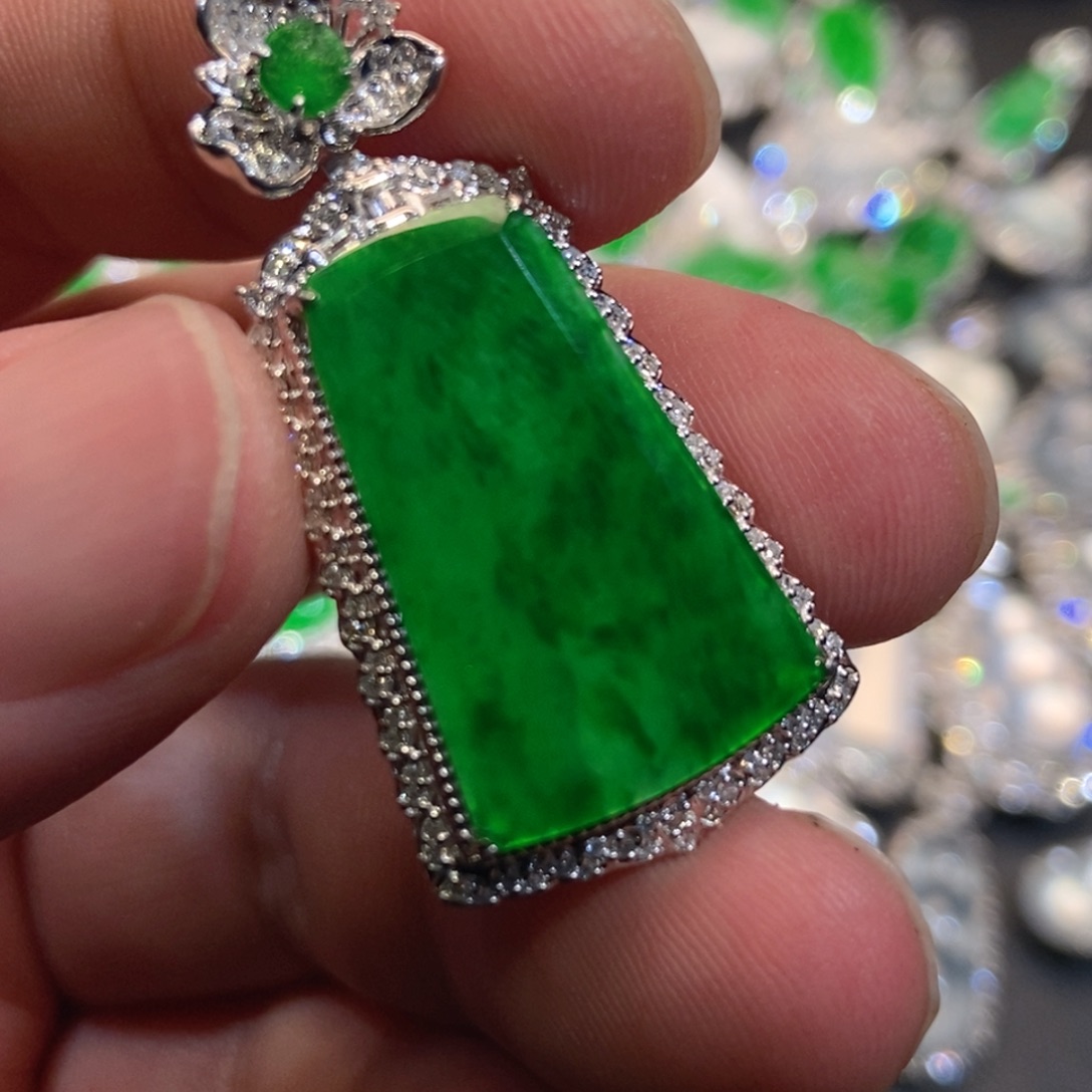 翡翠18K金镶嵌颈饰无事牌