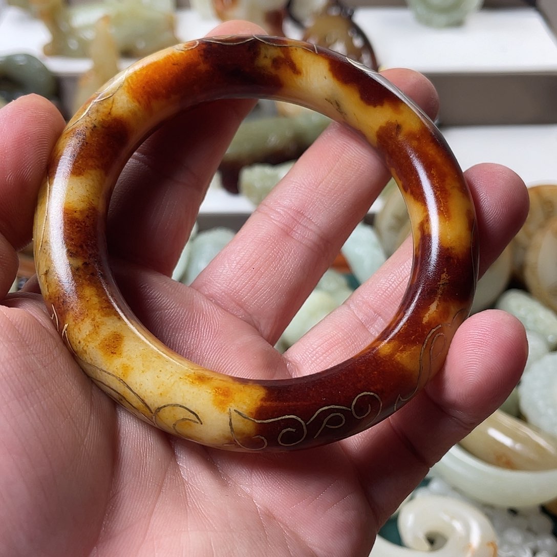 空***鱼和田玉未镶嵌颈饰