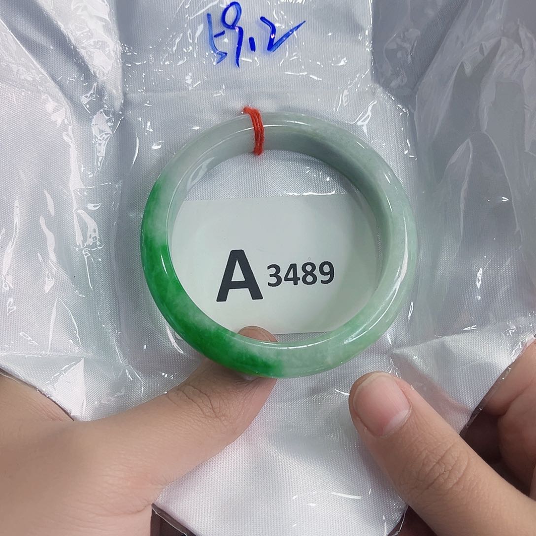 翡翠手镯未镶嵌多样性