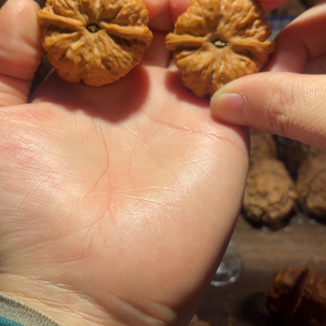 y***…文玩核桃吊坠蛤蟆的眼睛是真的好看啊我