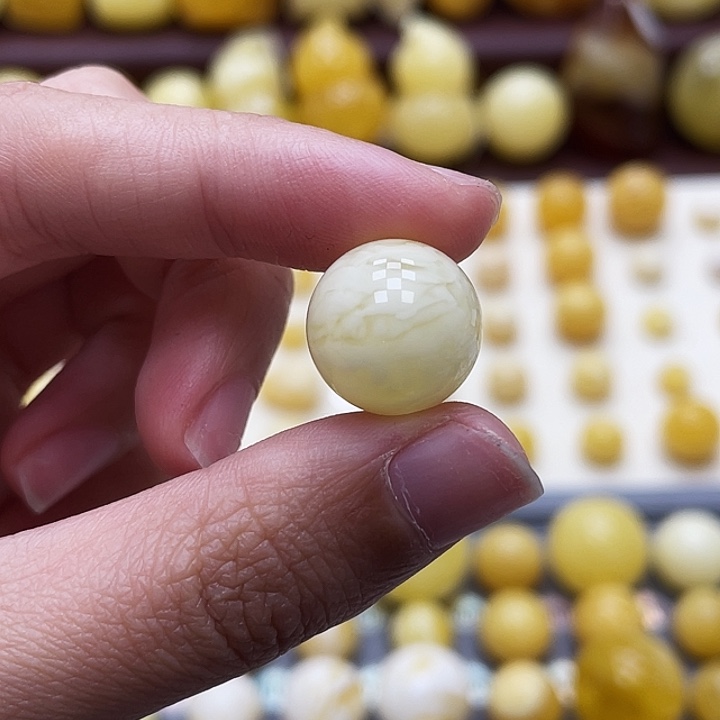 琥珀未镶嵌裸石14.3mm瑕 070