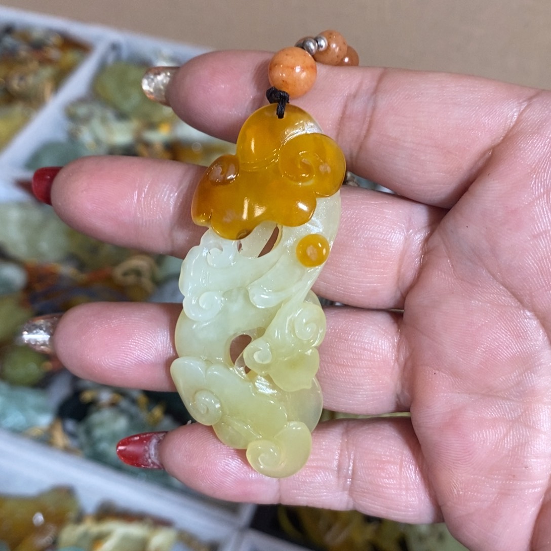 蛇纹石玉颈饰未镶嵌