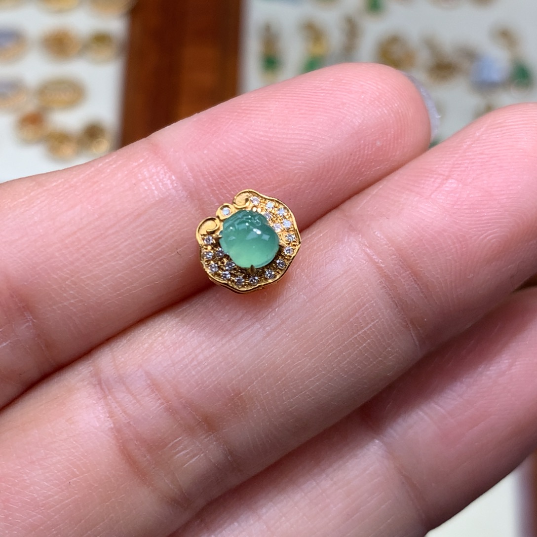 翡翠18K金镶嵌毛衣链三角金蟾