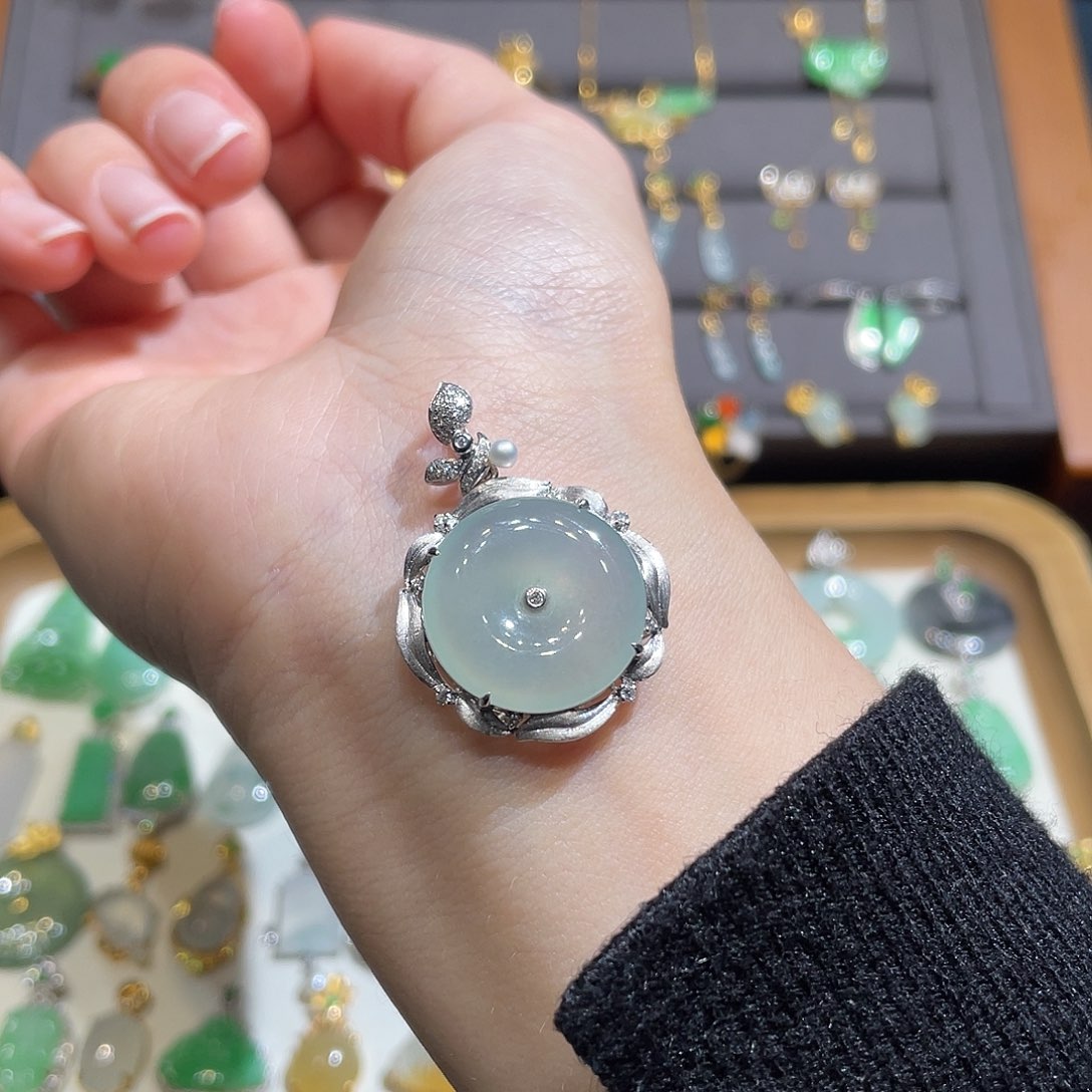 翡翠颈饰18K金镶嵌设计款 平安扣