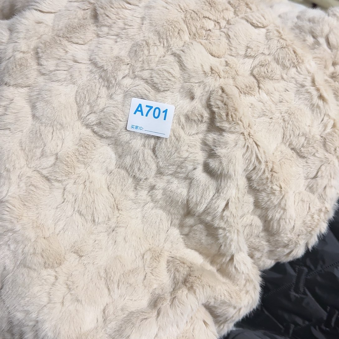 杏色雕花爱心兔貂25元2米701