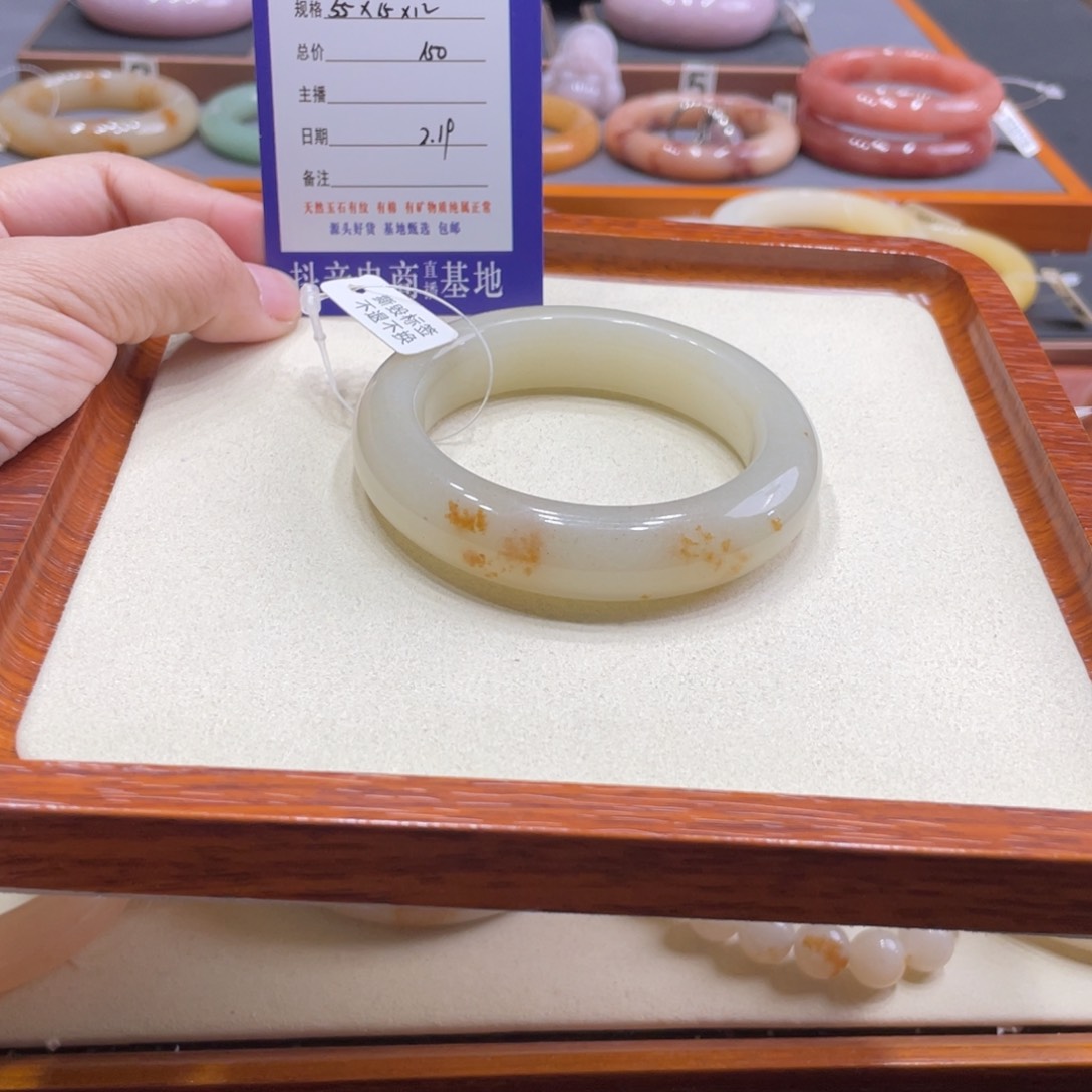 石英质玉手镯未镶嵌?**儿