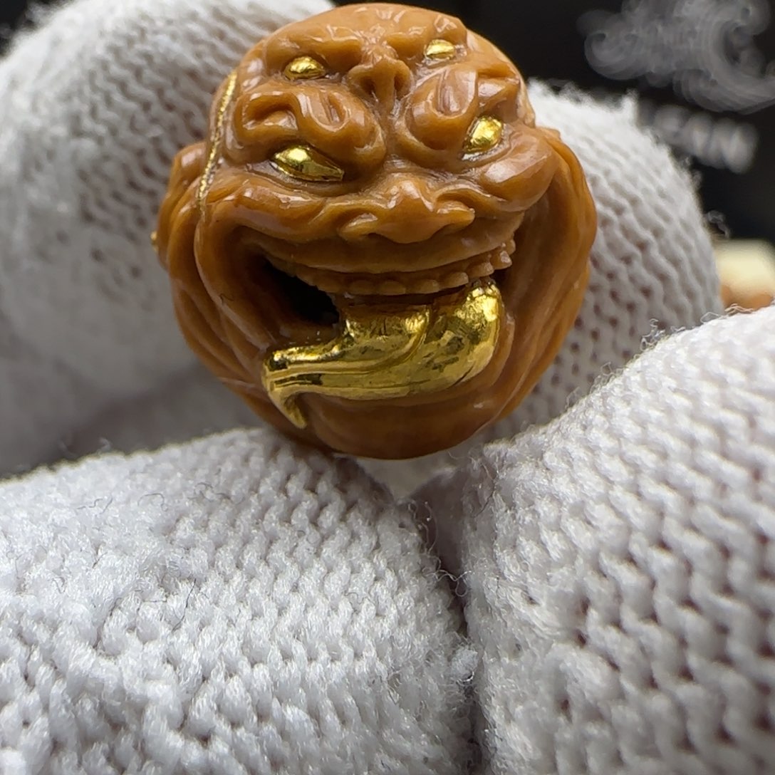 g***d吊坠猴头核桃舔僧镶嵌24k