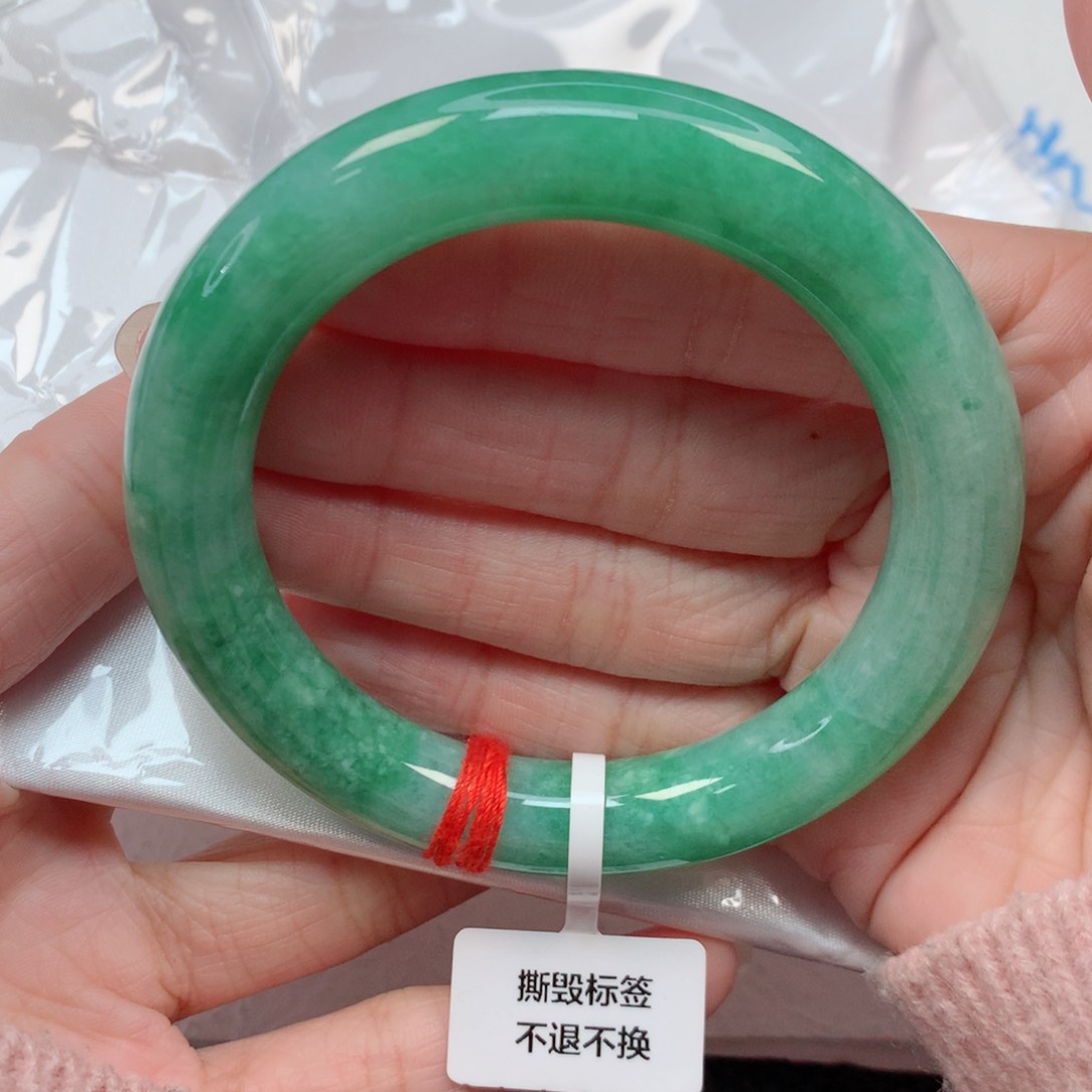 翡翠手镯未镶嵌55.8胖圆条 果阳绿 高性价比
