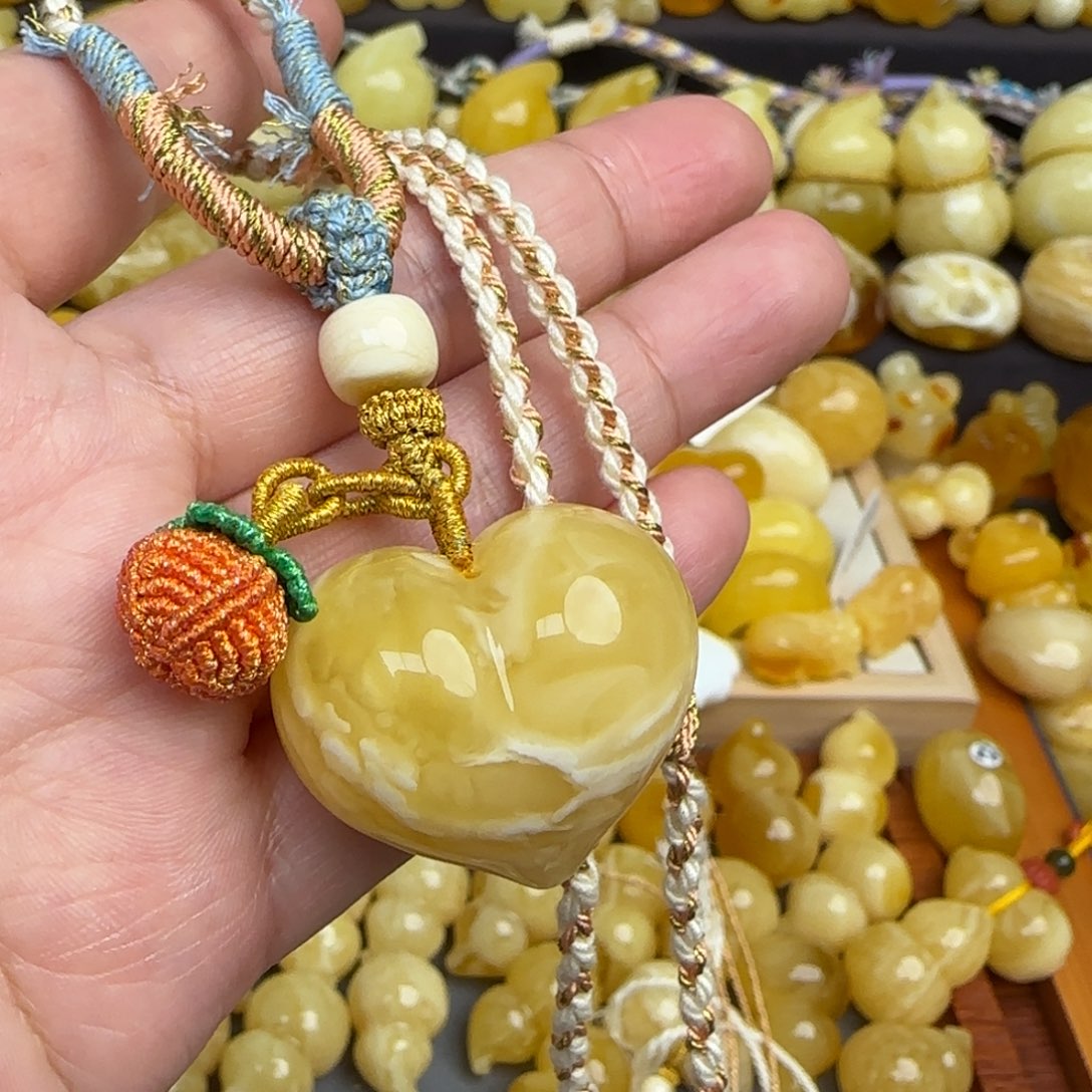 蜜蜡项链未镶嵌天然俄料浓白妖花蜜蜡屁桃爱心吊坠