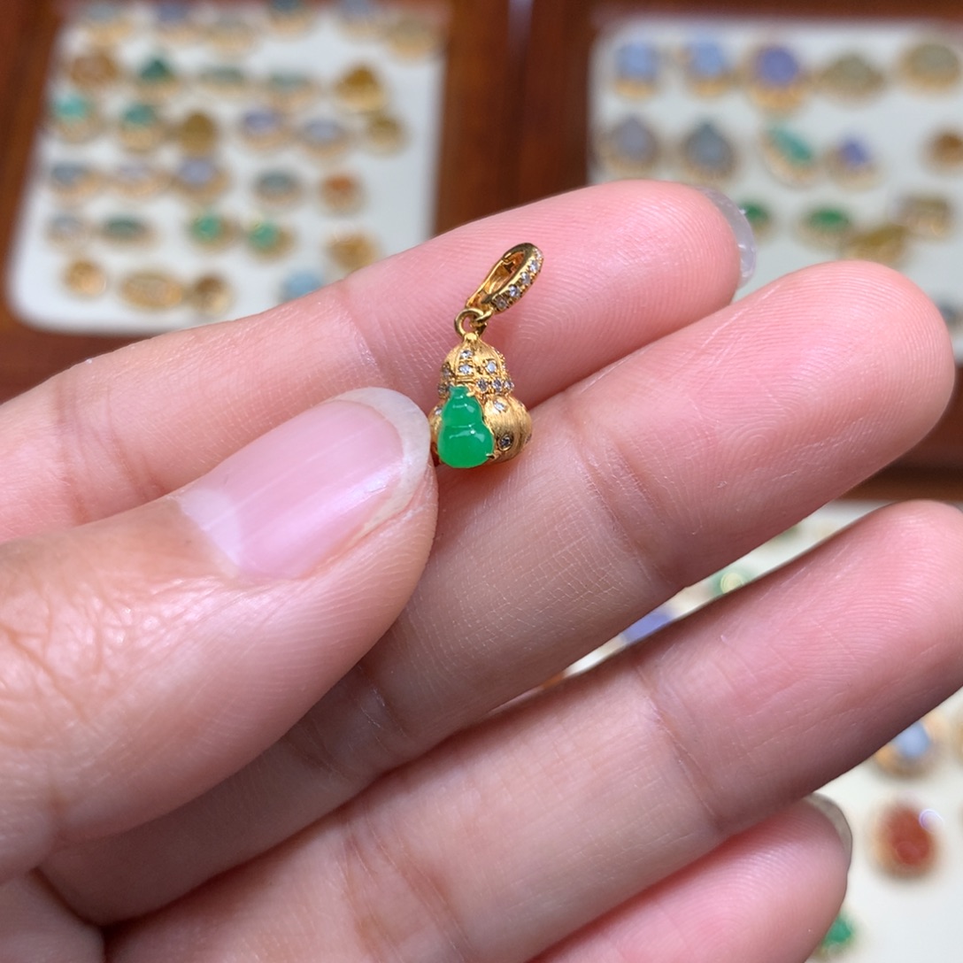 翡翠18K金镶嵌毛衣链葫芦滴溜