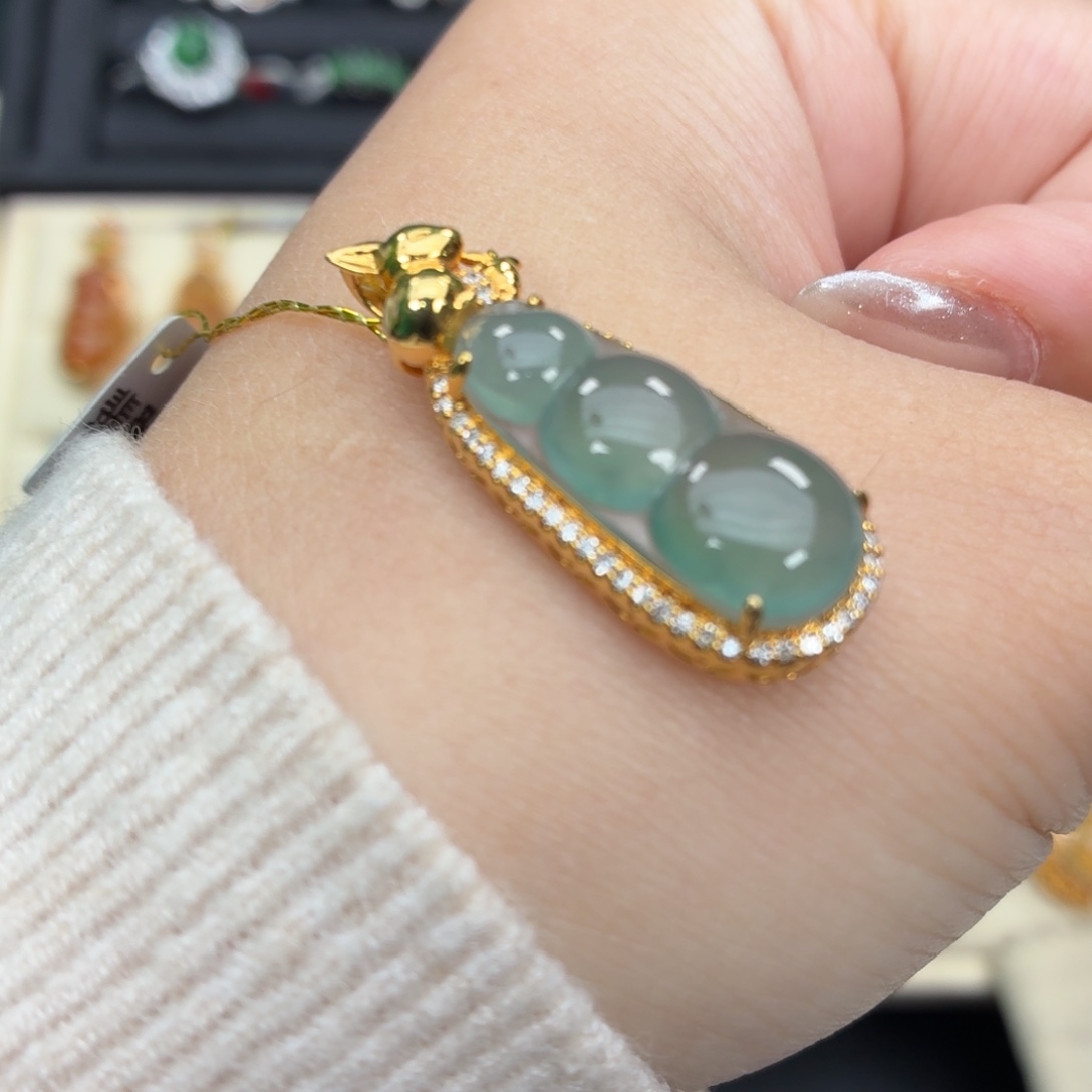 翡翠18K金镶嵌颈饰