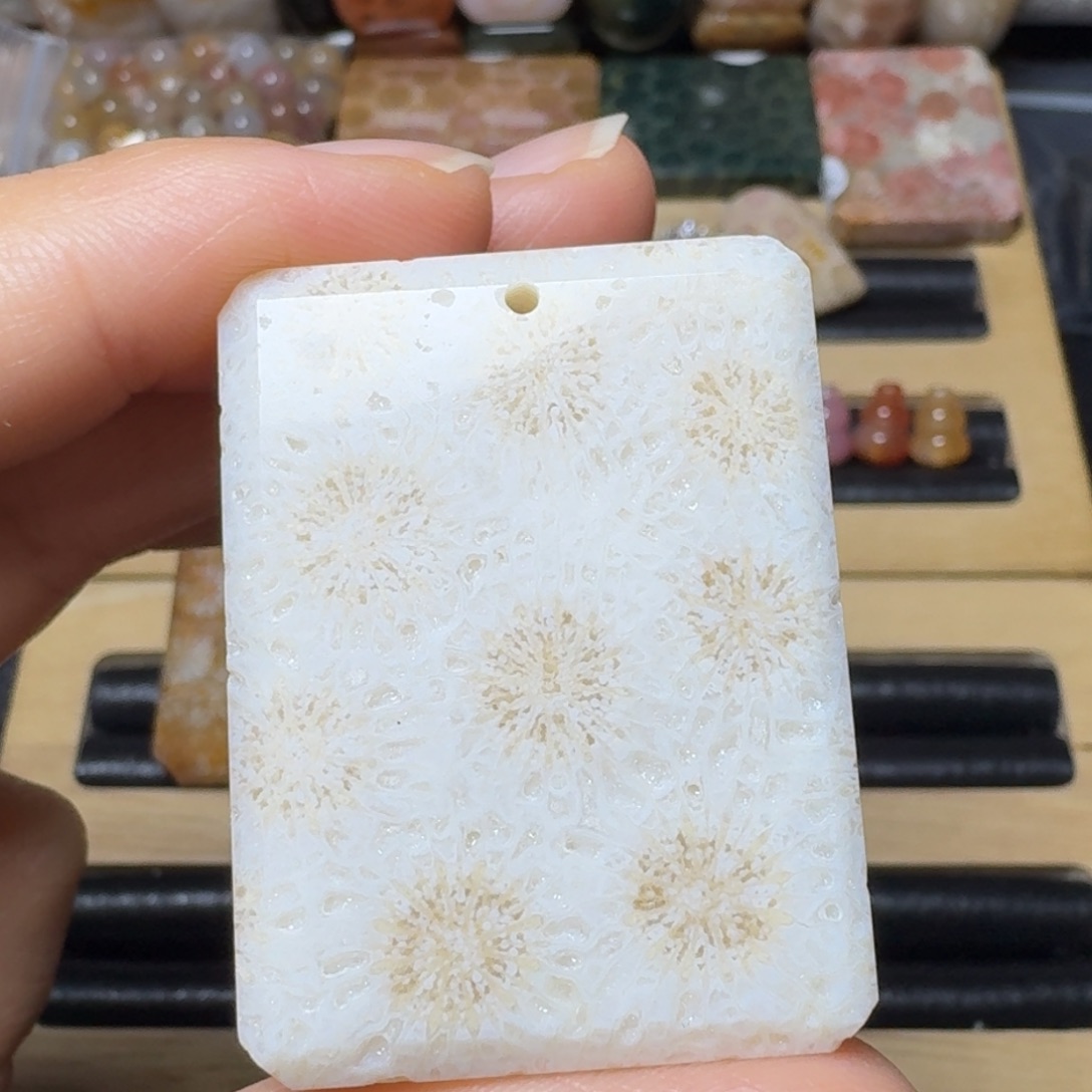 硅化玉爆闪的白牌子未镶嵌