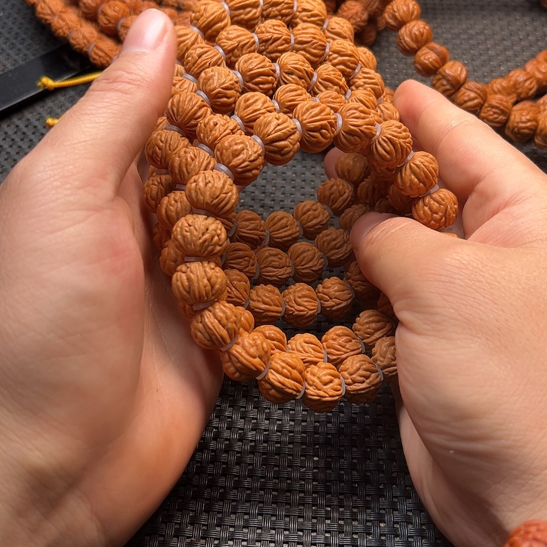 吊坠桃核小金豆手串