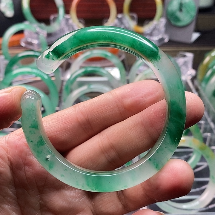 石英质玉手镯未镶嵌