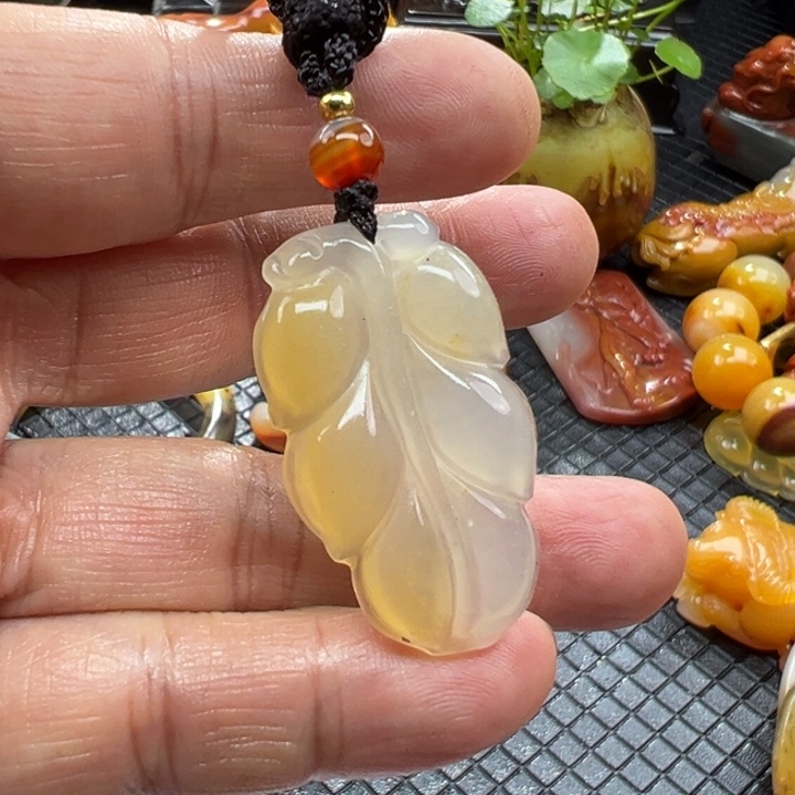 石英质玉（黄龙玉）颈饰未镶嵌