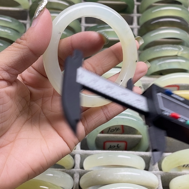 蛇纹石玉未镶嵌手镯115