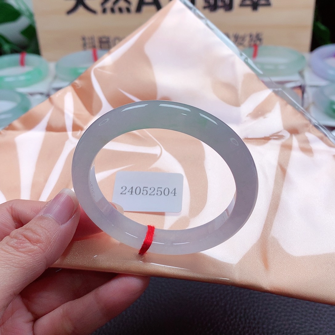 翡翠手镯未镶嵌天然A货翡翠手镯   