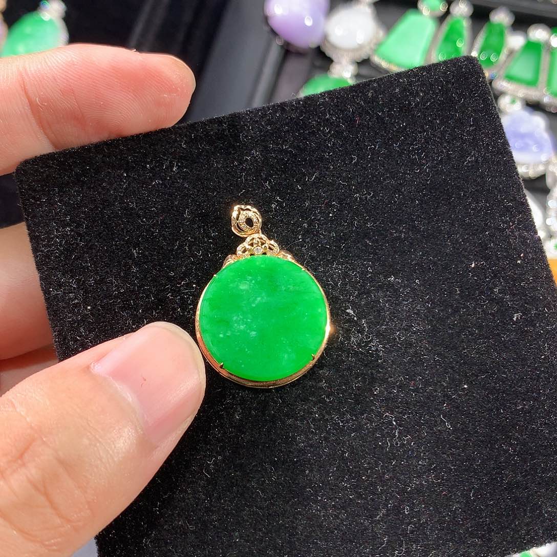 翡翠18K金镶嵌颈饰