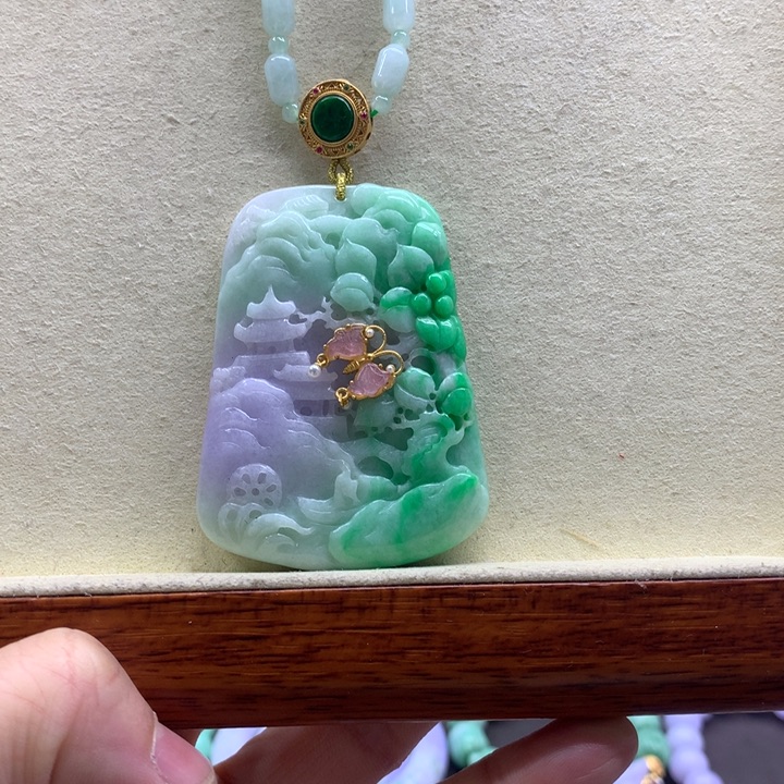 翡翠吊坠(赠链)未镶嵌