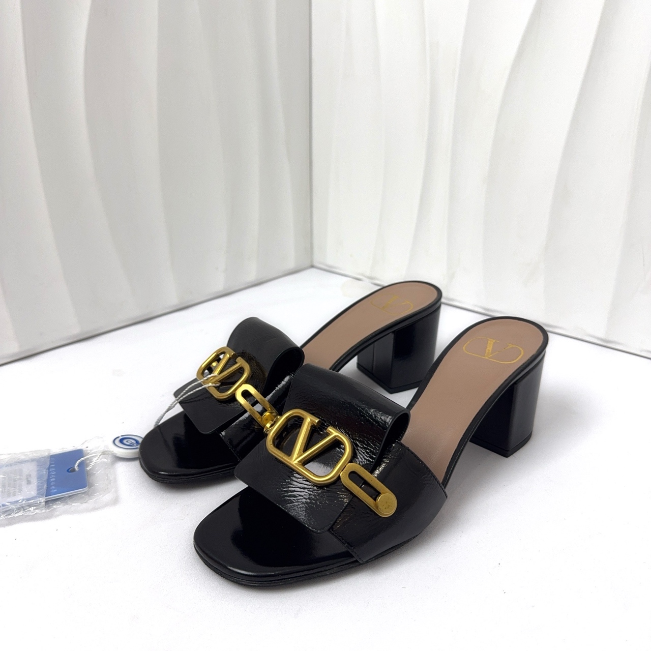 95新 Valentino/华伦天奴 36码/黑色金标粗跟拖鞋/98新/ZN00509