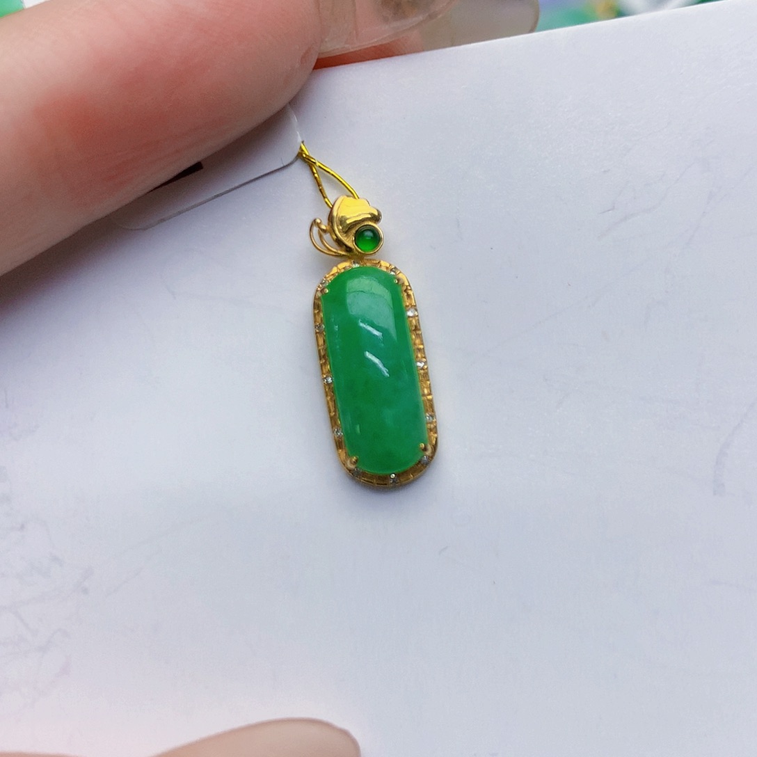 颈饰18K金镶嵌翡翠