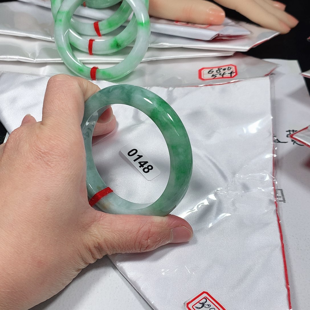 翡翠手镯未镶嵌天然缅甸A货翡翠手镯